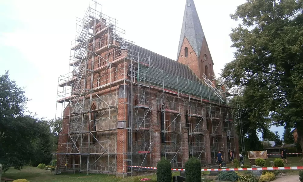 Im Juli 2018 wird die Kirche vollständig eingerüstet