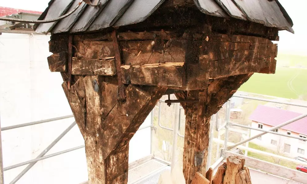 Nur von zwei Stützen getragene Dachreiter: das Holz ist durch destruktive Fäulnis, Insekten und gelöste Verbindungen schwer geschädigt