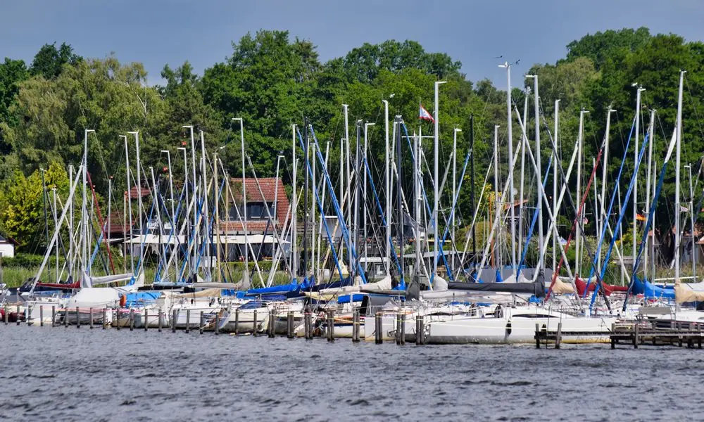 Vor Marburg liegen die Boote und Yachten dicht an dicht