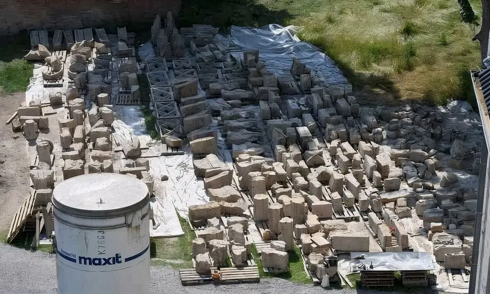 Geordnet zurückgebaute und auf dem Gelände gelagerte Mauersteine und Werksteinelemente