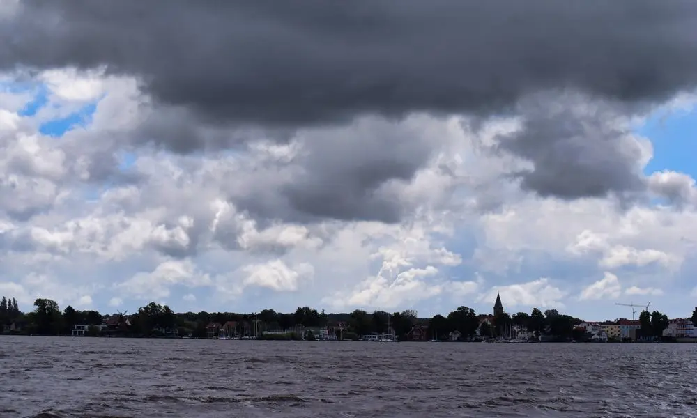 Dramatisches Wolkenschauspiel &uuml;ber dem Steinhuder Meer