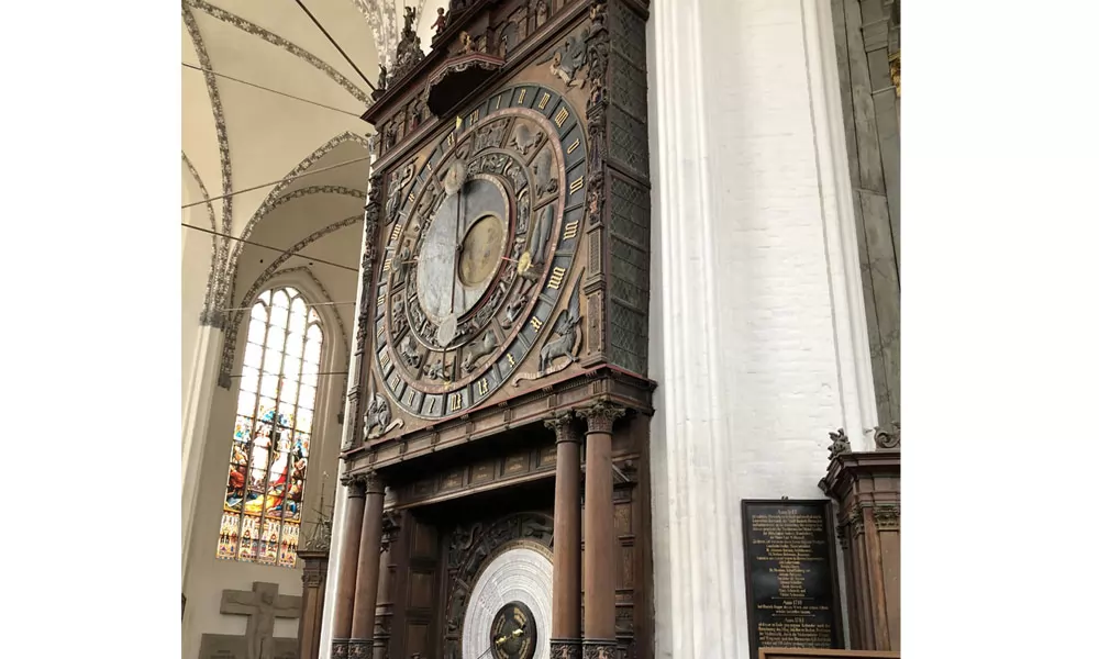 BerÃ¼hmt ist die astronomische Uhr in der Marienkirche. Sie ist weltweit die einzige ihrer Art, die noch mit ihrem gesamten Werk original erhalten ist - im Zustand von 1472. Nur die Kalenderscheibe muss alle 133 Jahre erneuert werden, zuletzt war das