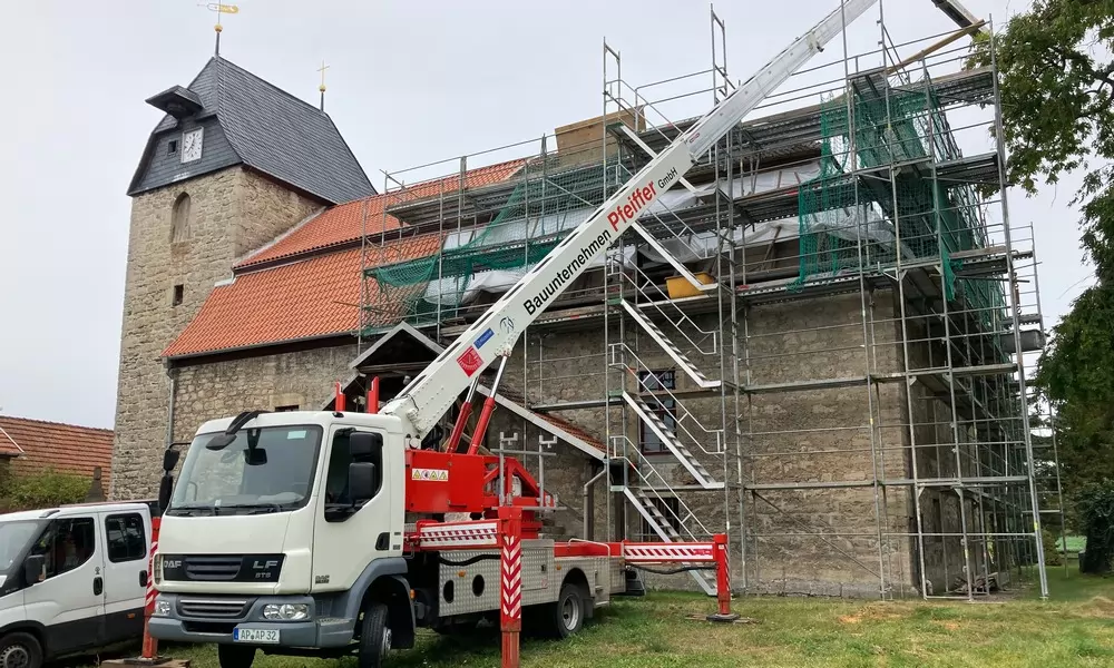 Statisch-konstruktive Ertüchtigung und Neueindeckung des Kirchenschiffdaches in St. Trinitatis Holzengel (Thüringen)