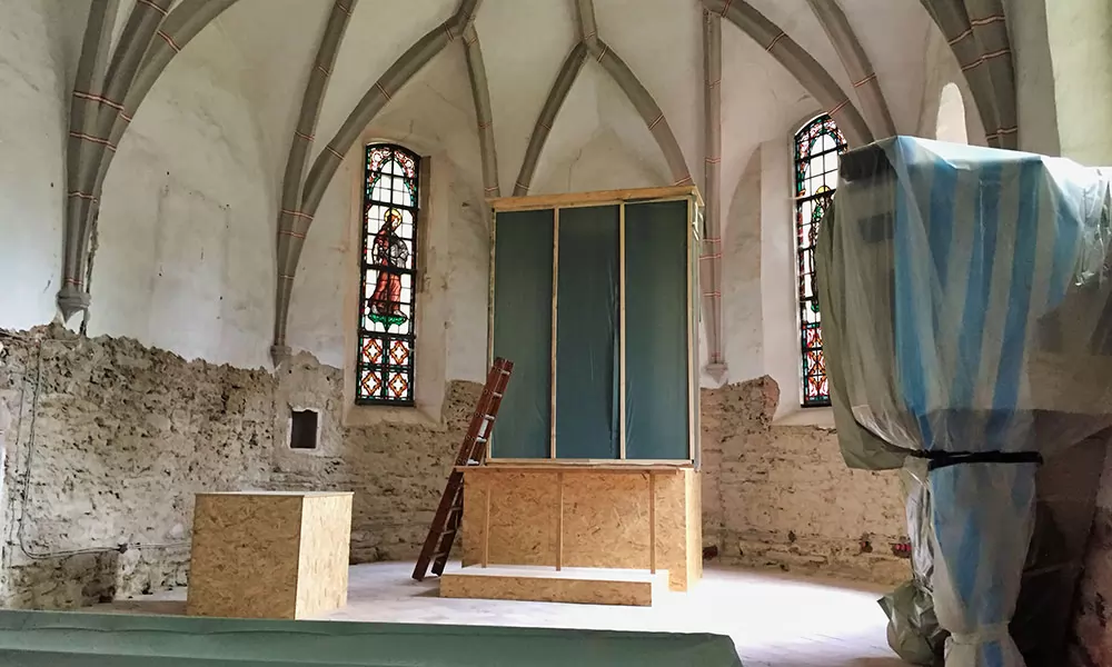 Im Oktober 2020 sind Altar, Taufstein und Orgel „eingehaust“.