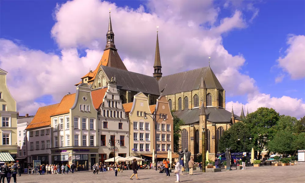 Marktplatz in Rostock, im Hintergrund die St.-Marien-Kirche