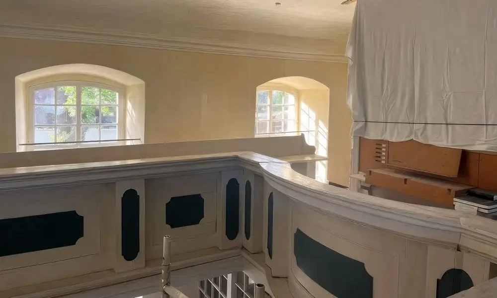 Neuer Farbanstrich an der Decke und den Außenwänden im Kirchenschiff.