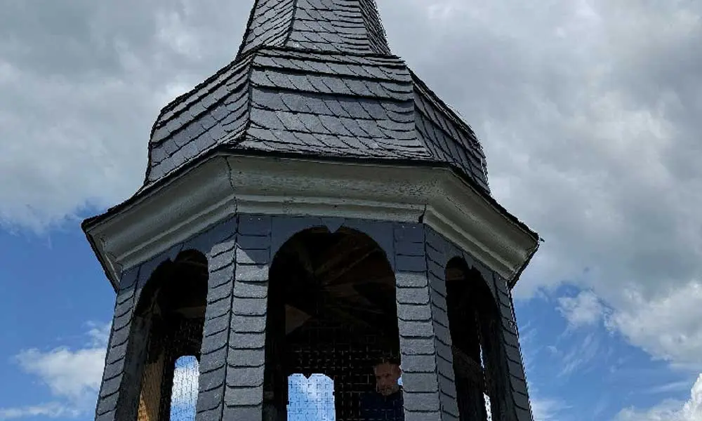 Turmhaube und Satteldach mit neuer Dachdeckung