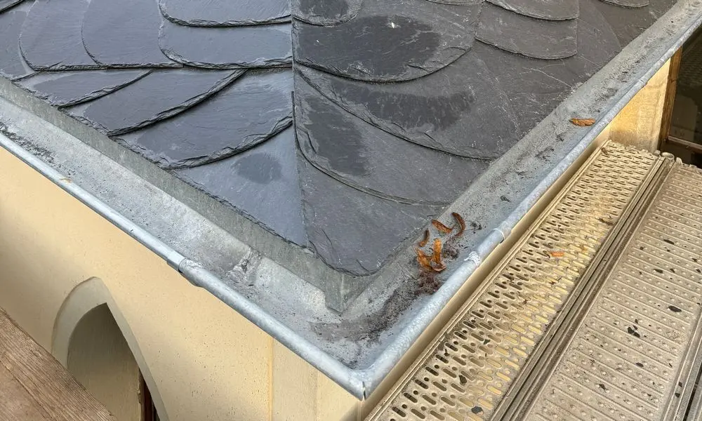 Walmdach &uuml;ber der Sakristei mit neuer Schieferdeckung