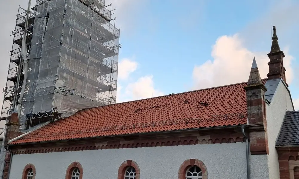 Große Schäden am Kirchenschiff und Kirchturm sind entstanden