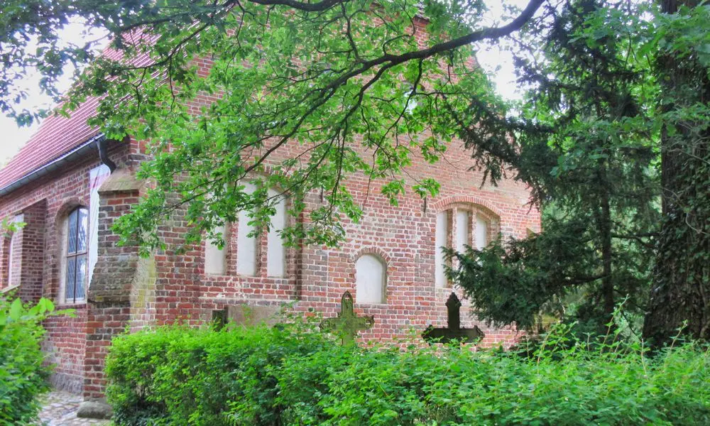 Ansicht der Dorfkirche von Osten