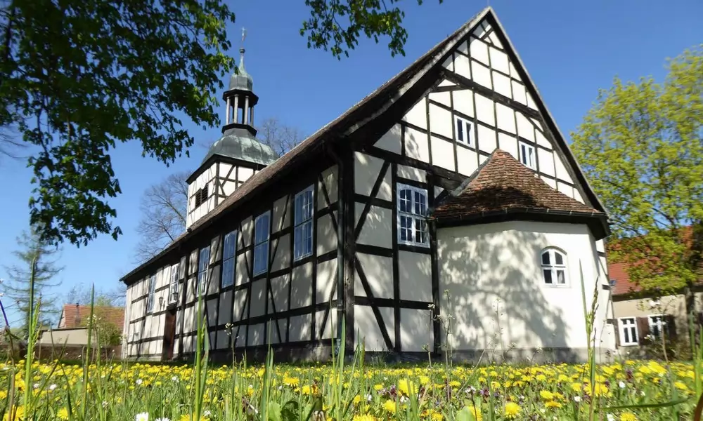 Mai: Fachwerkkirche Milow (Havelland)