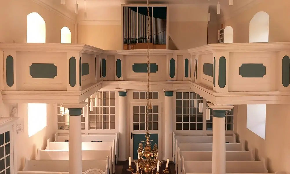 Neuer Farbanstrich im Innenraum mit Blickrichtung Empore/Orgel mit neuen Leuchtmitteln.