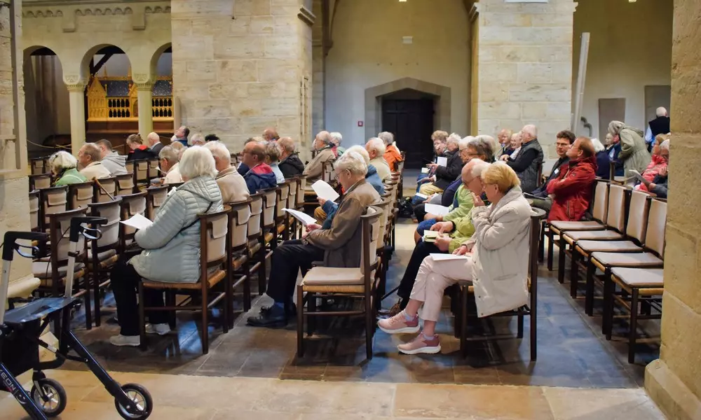 Die Kirche f&uuml;llt sich allm&auml;hlich.