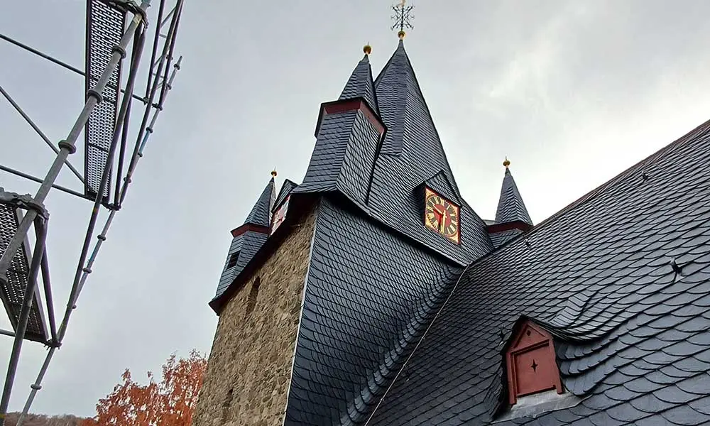 Neu verschiefertes Dach - der Anschlu&szlig; an den Turm ist abgedichtet