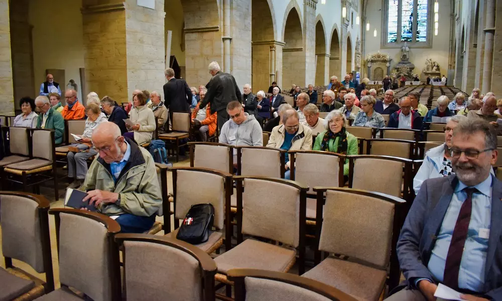 Die Kirche f&uuml;llt sich allm&auml;hlich.
