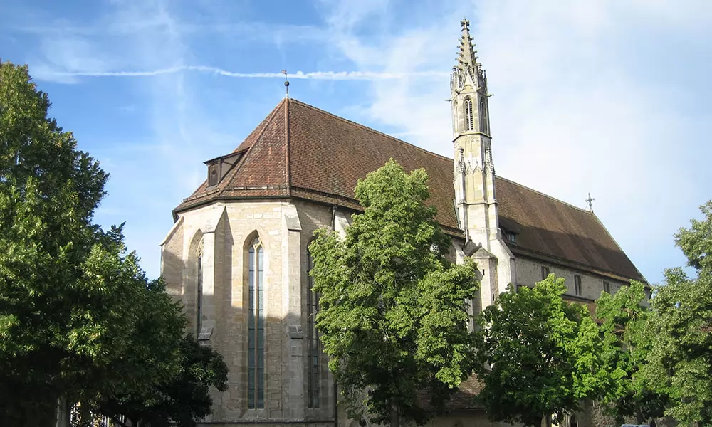 April: Franziskanerkirche in Rothenburg ob der Tauber (Bayern)