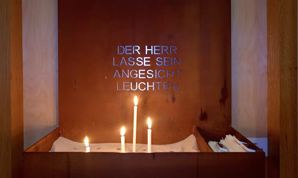 3. Preis: von Kerzen erleuchteter Bibelvers in der Autobahnkapelle Hamm