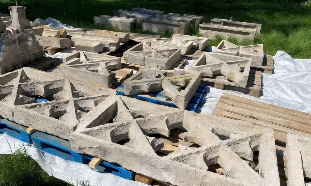 Zeitglich zum Rückbau: Wiederaufbau stattfindende Restaurierungsarbeiten an den Maßwerkbrüstungen