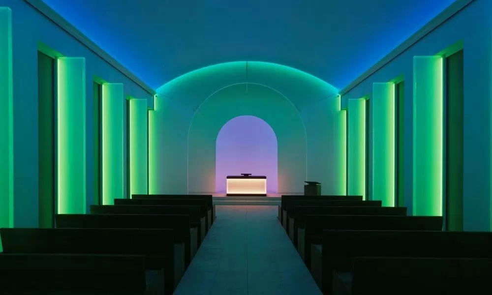 Kapelle des Dorotheenstädtischen Friedhofs I mit Lichtinstallation des Künstlers James Turrell