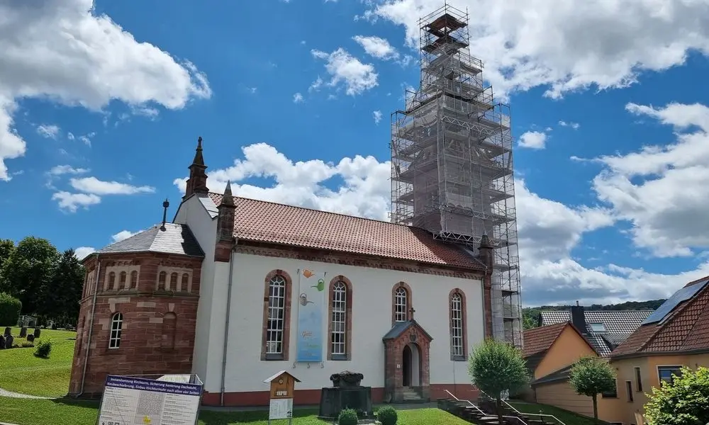 Eingerüstete Kirche - vor dem Unwetter