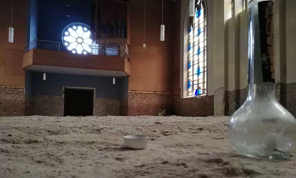 Der leere Kirchensaal nach der Flut