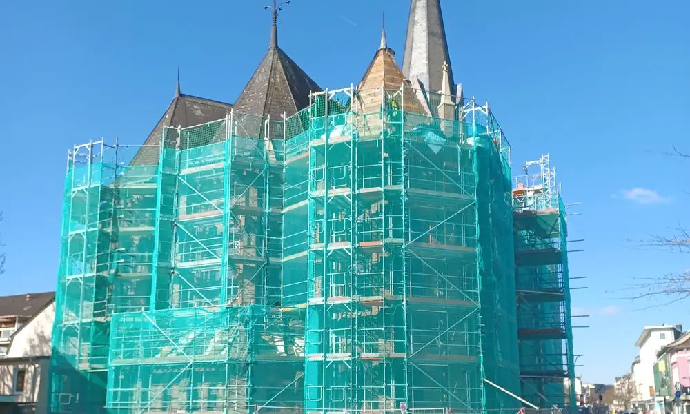 Im April 2025 ist die Dreieinigkeitskirche noch vollst&auml;ndig einger&uuml;stet