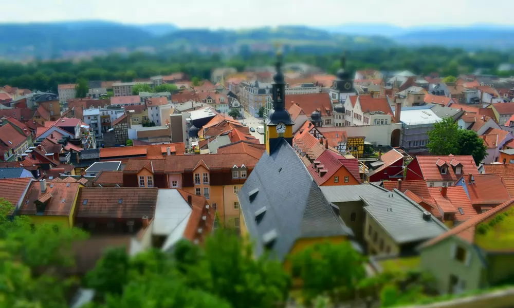 Blick auf Rudolstadt, das von oben ebenfalls wie ein Modell aussieht...