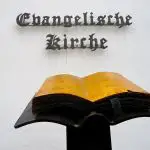 Bubolz, Georg | Evangelische Kirche Winningen vergoldetes Buch als Symbol der Wertschätzung der Schrift (sola scriptura) außen