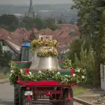 Holfert, Karin | Dresden-Briesnitz - Die neuen Glocken auf dem Weg zur Kirche