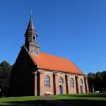 Plaschko, Ursula | St. Jakobus-Kirche - alter Ortskern Brunsbüttel mit Licht und Schatten