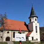 Böhm, Gabriele | Evang. St. Blasius Kirche Holzelfingen auf der Schwäbischen Alb mit Abstand-Schild.