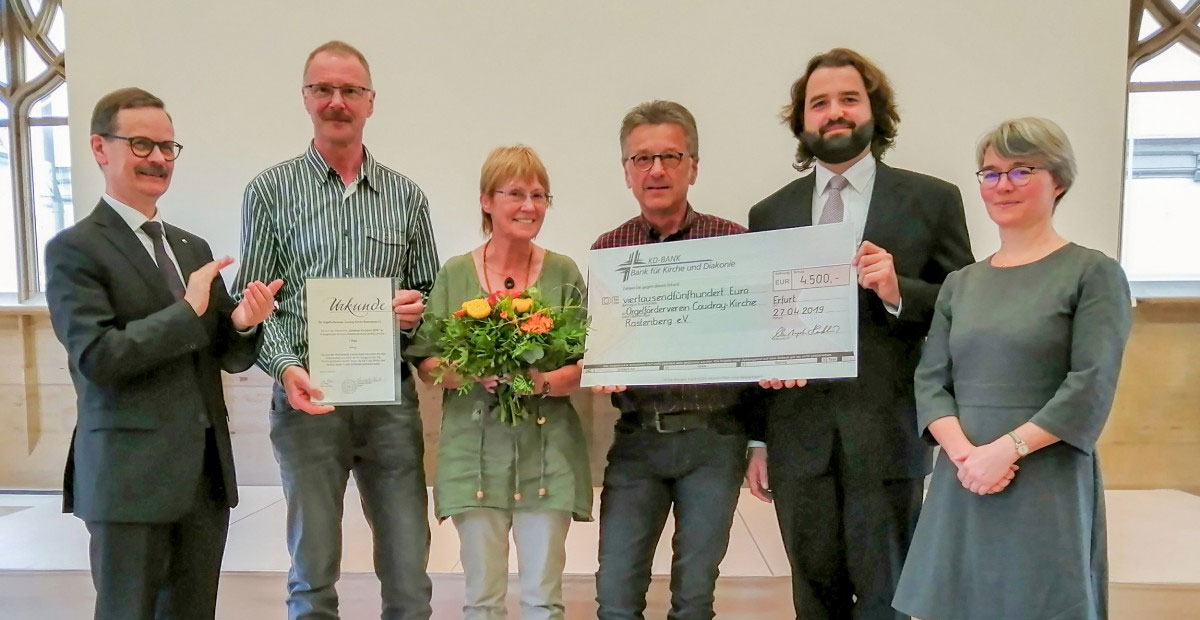 Preisübergabe: Propst Christoph Hackbeil, Roland Friedrich, Martina Bamberg und Frank Koch (Orgelförderverein Coudray-Kirche, Rastenberg), Pfarrer Andreas Simon, Elke Bergt, Leiterin des Baureferats der EKM