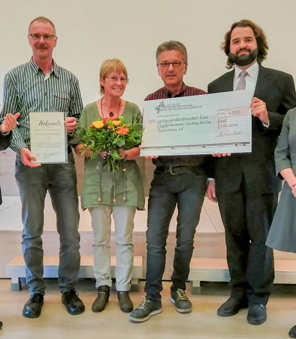 Preisübergabe: Propst Christoph Hackbeil, Roland Friedrich, Martina Bamberg und Frank Koch (Orgelförderverein Coudray-Kirche, Rastenberg), Pfarrer Andreas Simon, Elke Bergt, Leiterin des Baureferats der EKM