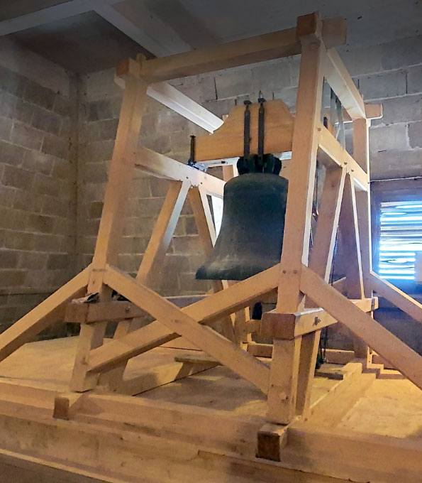 Im Turm der Greifswalder Jacobikirche entstand in den vergangenen Monaten ein neuer Glockenstuhl aus Eichenholz, der das bisherige marode Eisengerüst ersetzt.
