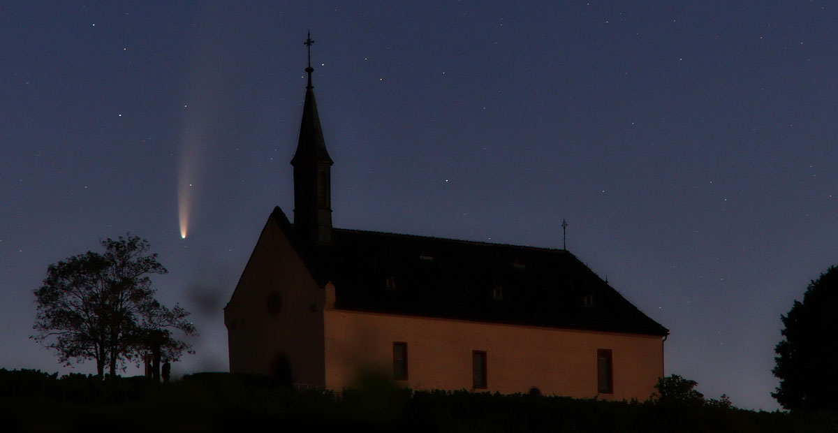 Komet C/2020 F3 (NEOWISE) über der Klausenbergkapelle Abenheim