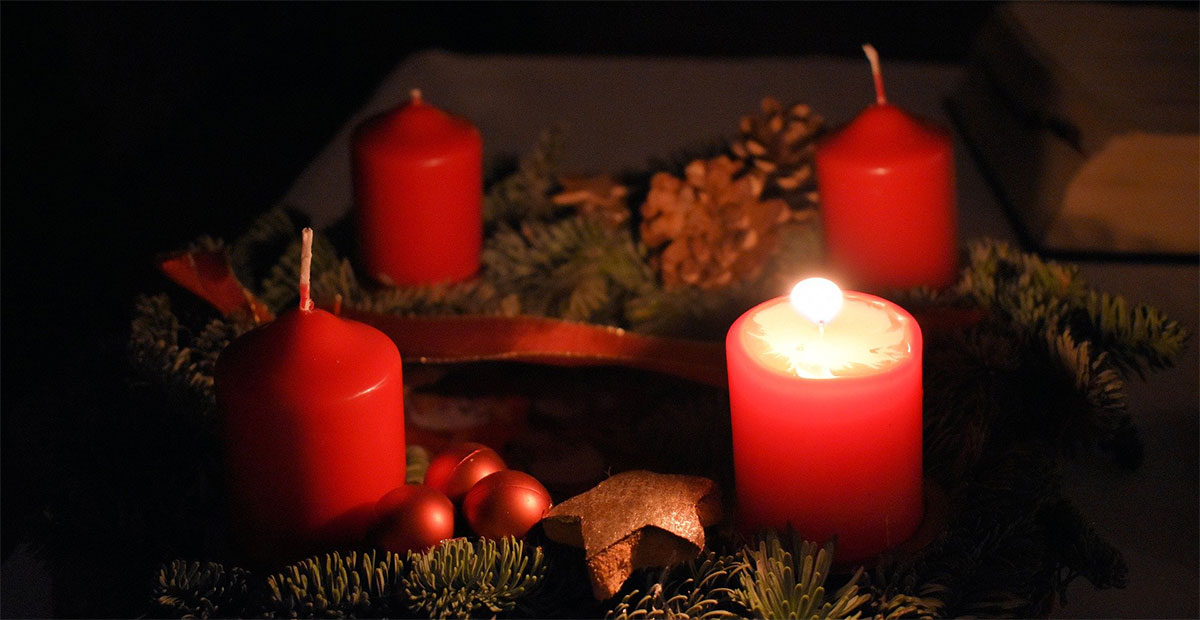 Am Adventskranz brennt die erste Kerze