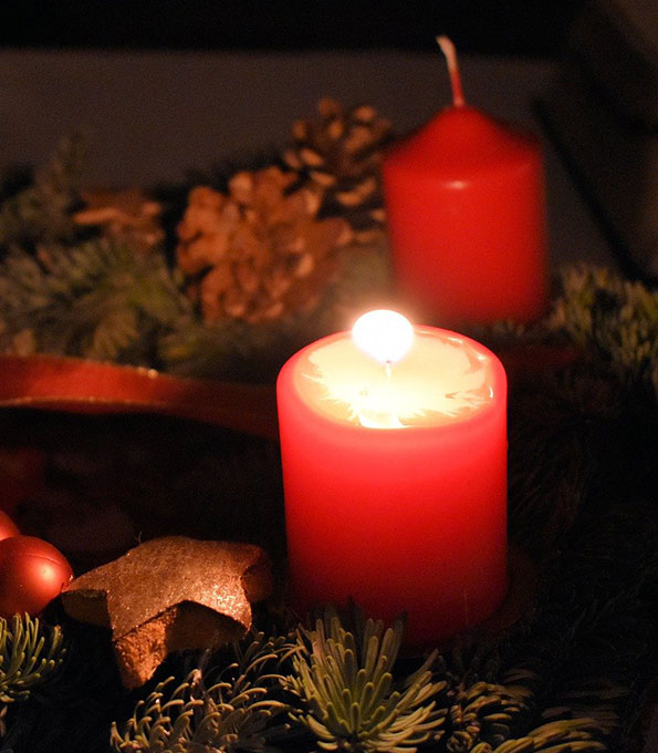 Am Adventskranz brennt die erste Kerze