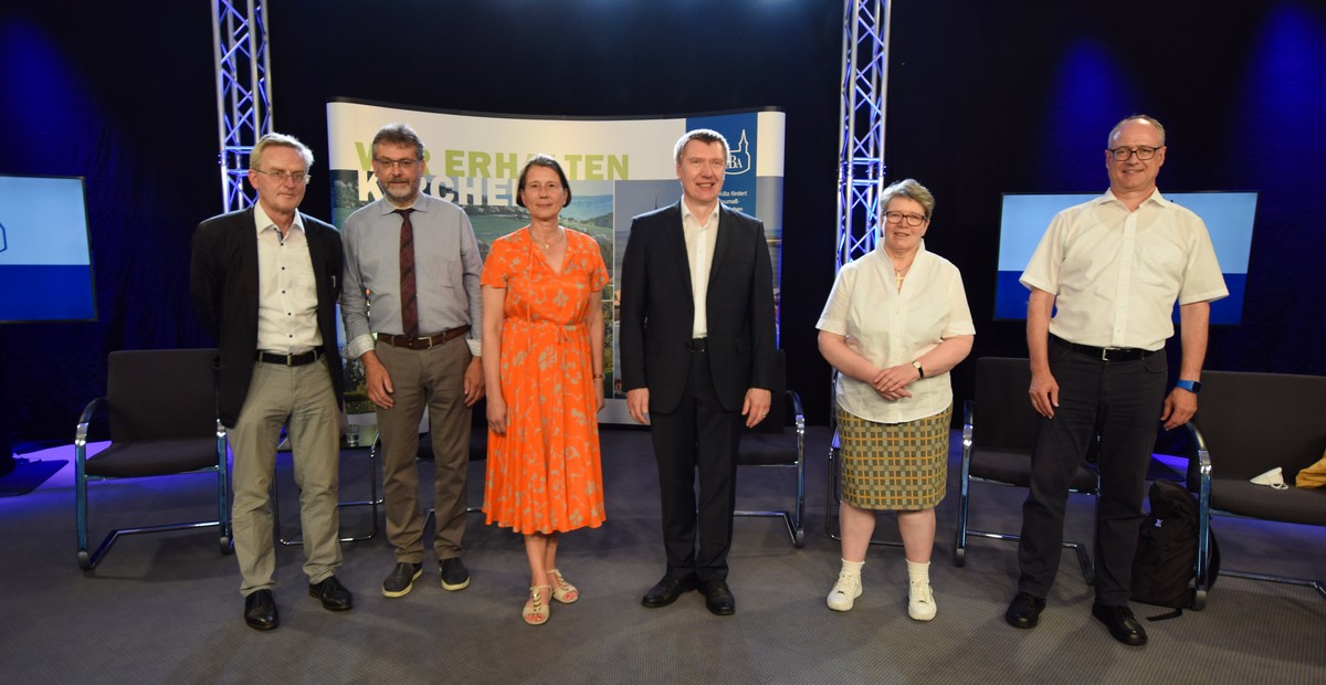 Der Fördervereinsvorstand im „KiBa-Fernsehstudio“