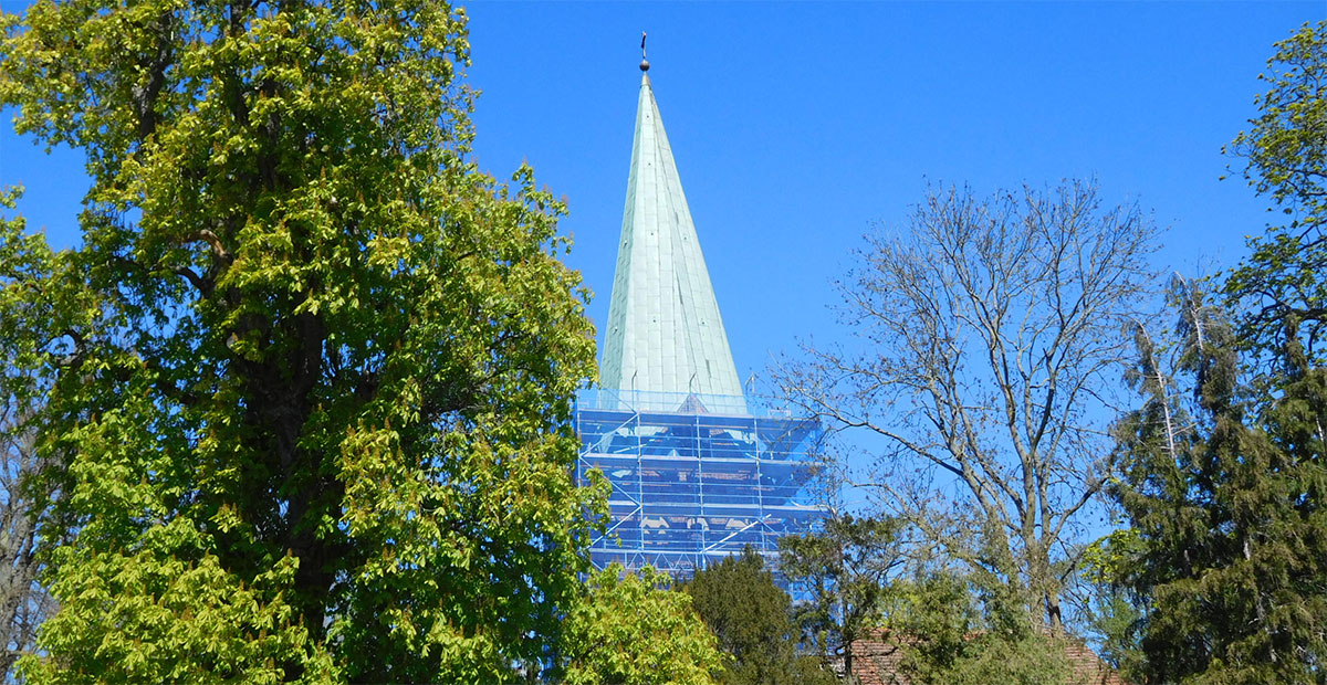 Südansicht der Dorfkirche Spornitz mit eingerüstetem Turmschaft