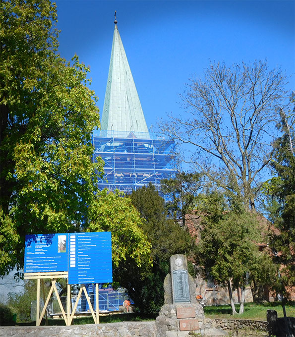 Südansicht der Dorfkirche Spornitz mit eingerüstetem Turmschaft