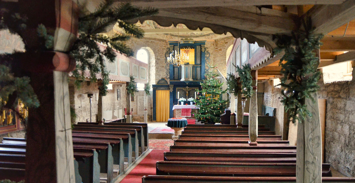 Weihnachtliche St. Cyriakuskirche in Schallenburg (Thüringen)