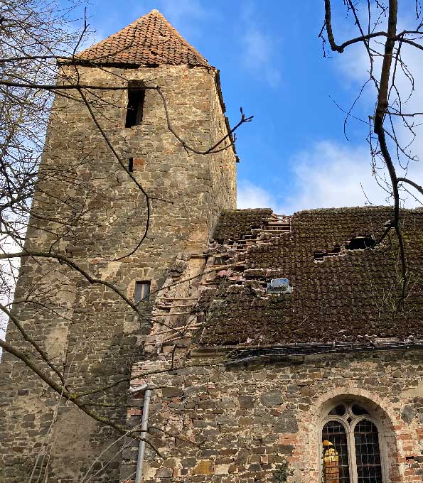 Sturmschäden an der ehemaligen Gutskirche in Bebertal-Dönstedt (Bördekreis, Sachsen-Anhalt)