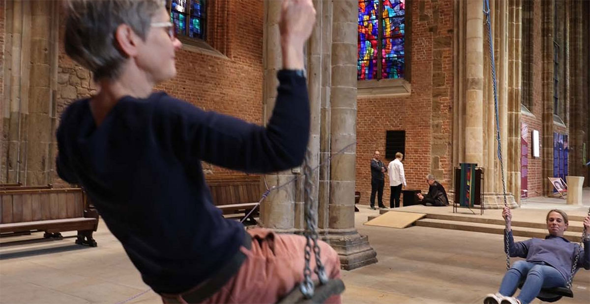 Raumhohe Schaukeln im Kirchenschiff Unser Lieben Frauen (Bremen)