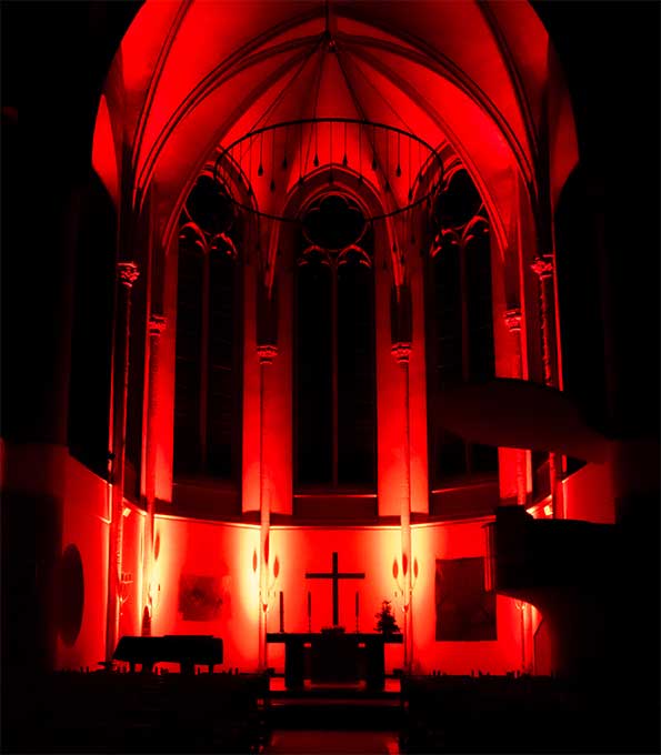 Chorraum der Friedenskirche Krefeld (Nordrhein-Westfalen) zur Osternacht