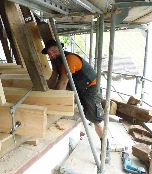 Zimmermannsarbeiten am Dachstuhl von St. Anna in Bacharach-Steeg (Rheinland-Pfalz)