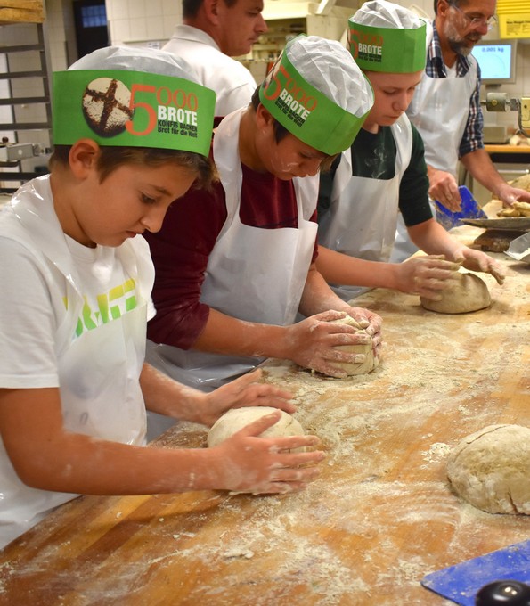 „5.000 Brote – Konfis backen Brot für die Welt“