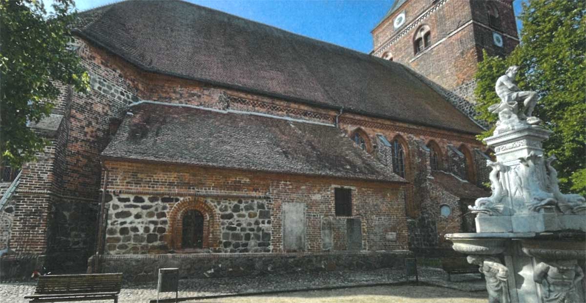 Die Nordfassade von St. Nicolai in Osterbirg (Sachsen-Anhalt) nach Abschluss der Arbeiten