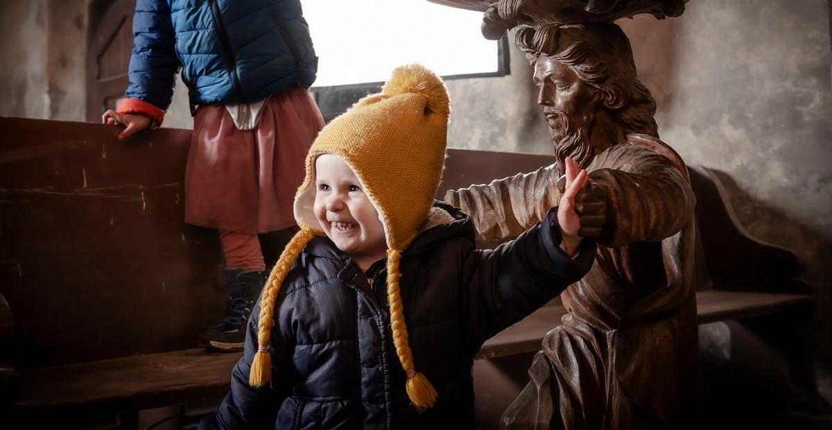 Auf Tuchfühlung beim ehrenamtlichen Arbeitseinsatz in der Dorfkirche Warchau