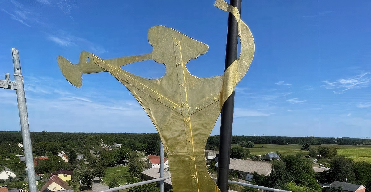 Neue Turmbekrönung auf der Dorfkirche Grambow (Mecklenburg-Vorpommern)