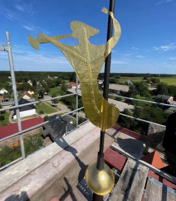 Neue Turmbekrönung auf der Dorfkirche Grambow (Mecklenburg-Vorpommern)